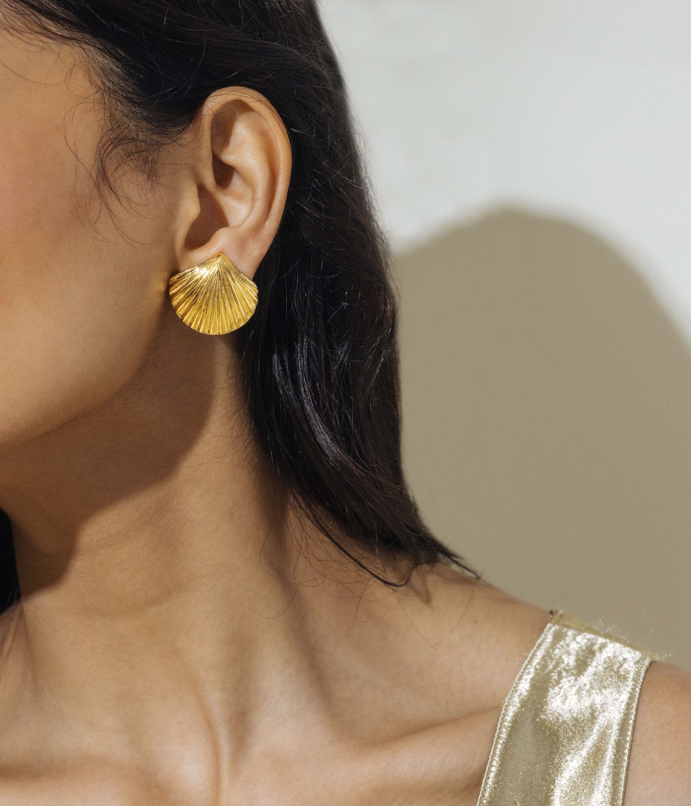 De la Mer Shell Stud Earrings - Loren Hope